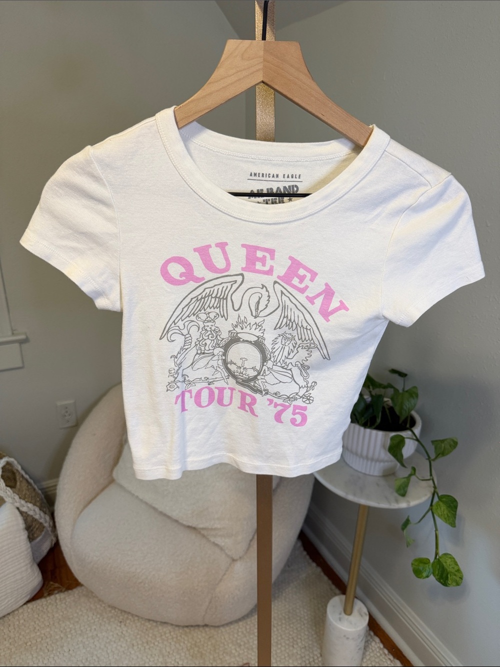 American Eagle Outfitters White Crop Tee with Pink 'QUEEN' Graphic